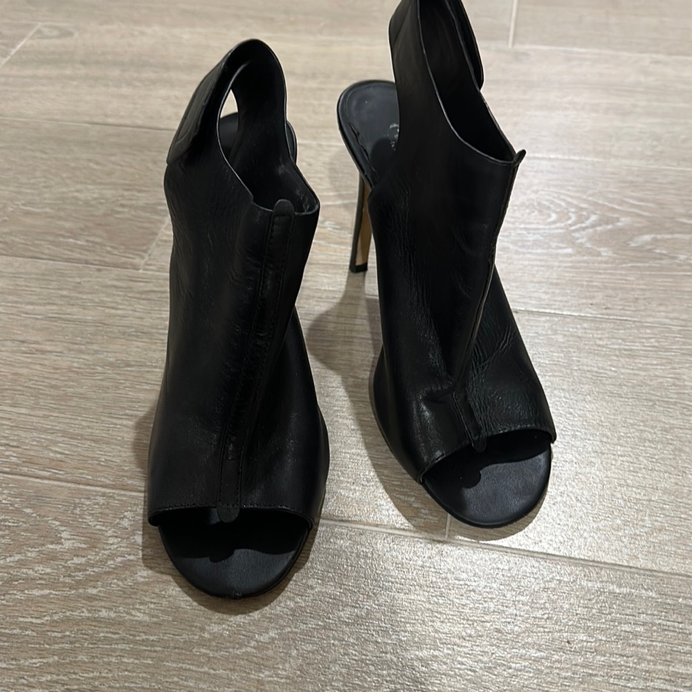 Heeled peep toe shootie